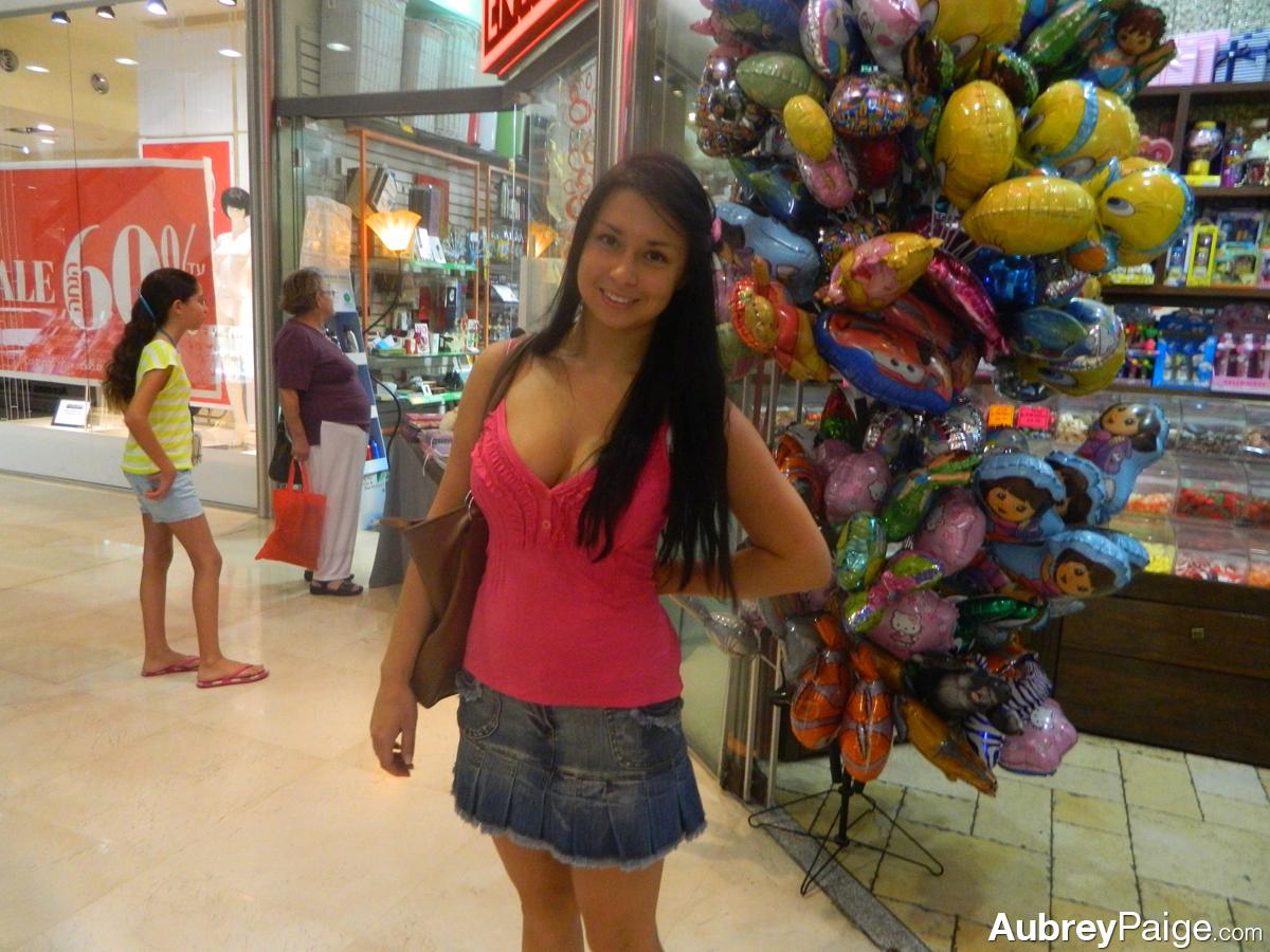 Aubrey Paige, jeune sexy, prend des selfies de ses seins dans les vestiaires du centre commercial.
 #53356069