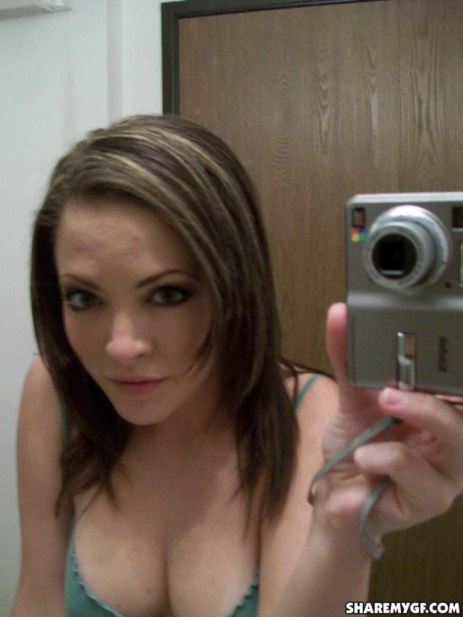 Heiße brünette Freundin macht sexy Fotos von ihren Titten und ihrer Muschi
 #60798832