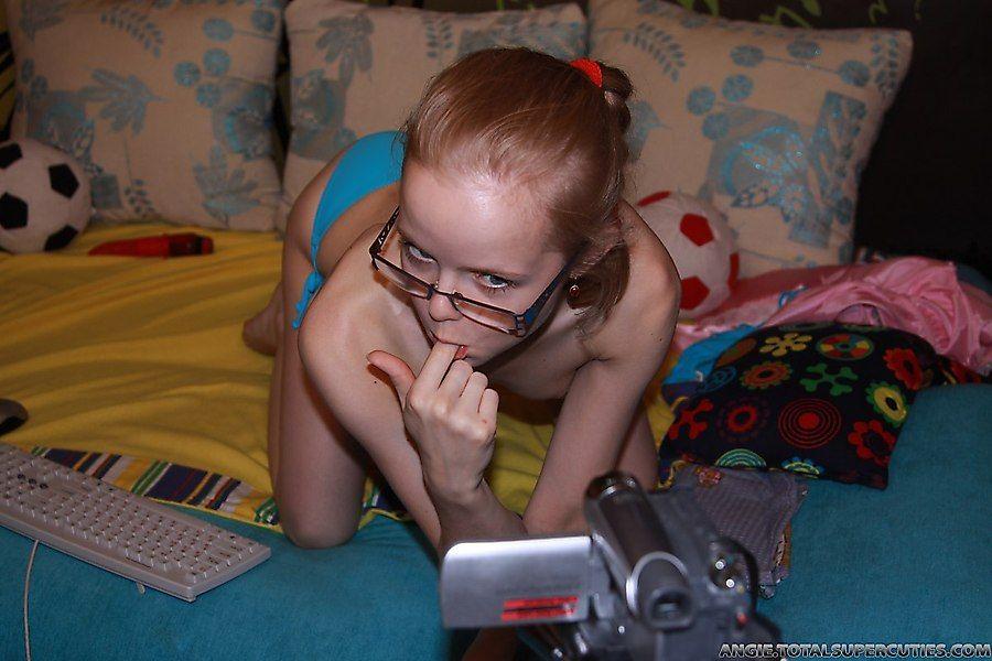 Photos d'angie mignonne jouant avec son ordinateur portable
 #53196049