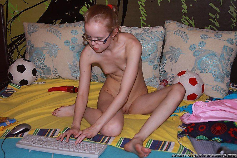 Photos d'angie mignonne jouant avec son ordinateur portable
 #53196253