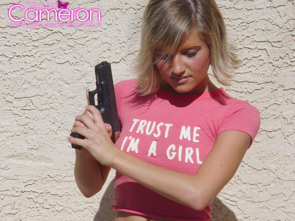 Cameron geht sanft, aber sie trägt eine große Waffe
 #59838905