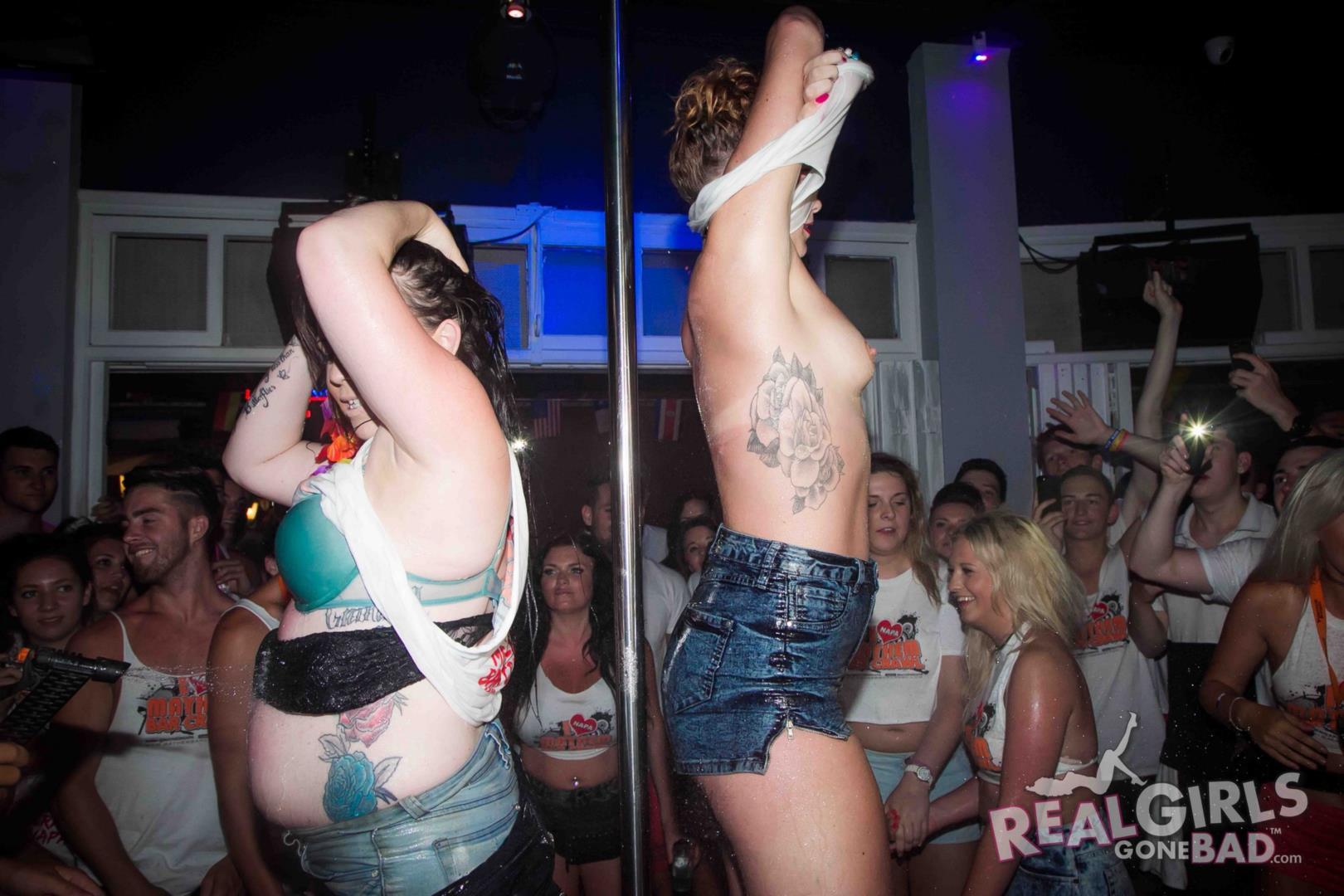 Wilde College-Mädchen werden auf der Bühne eines Nachtclubs ungezogen
 #60774943