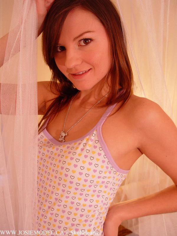 Bilder von josie model zeigt dir ihre frechen Brüste
 #55739111