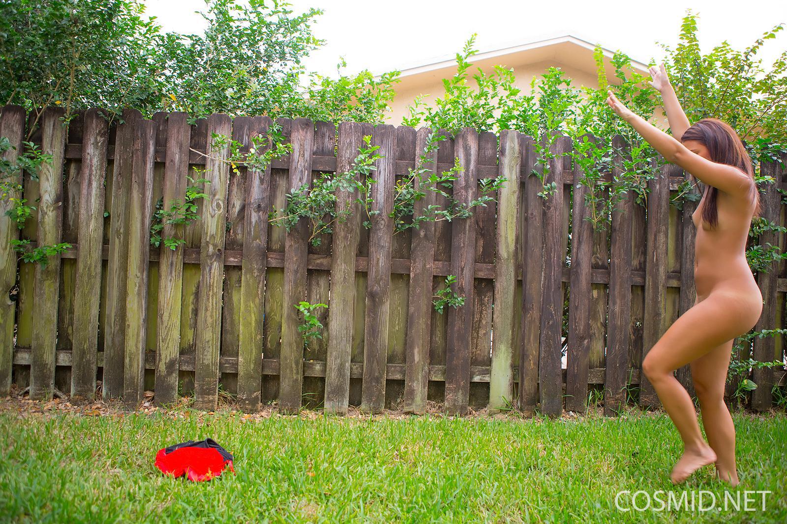 Sasha se desnuda en el patio trasero para su primer set
 #59938327