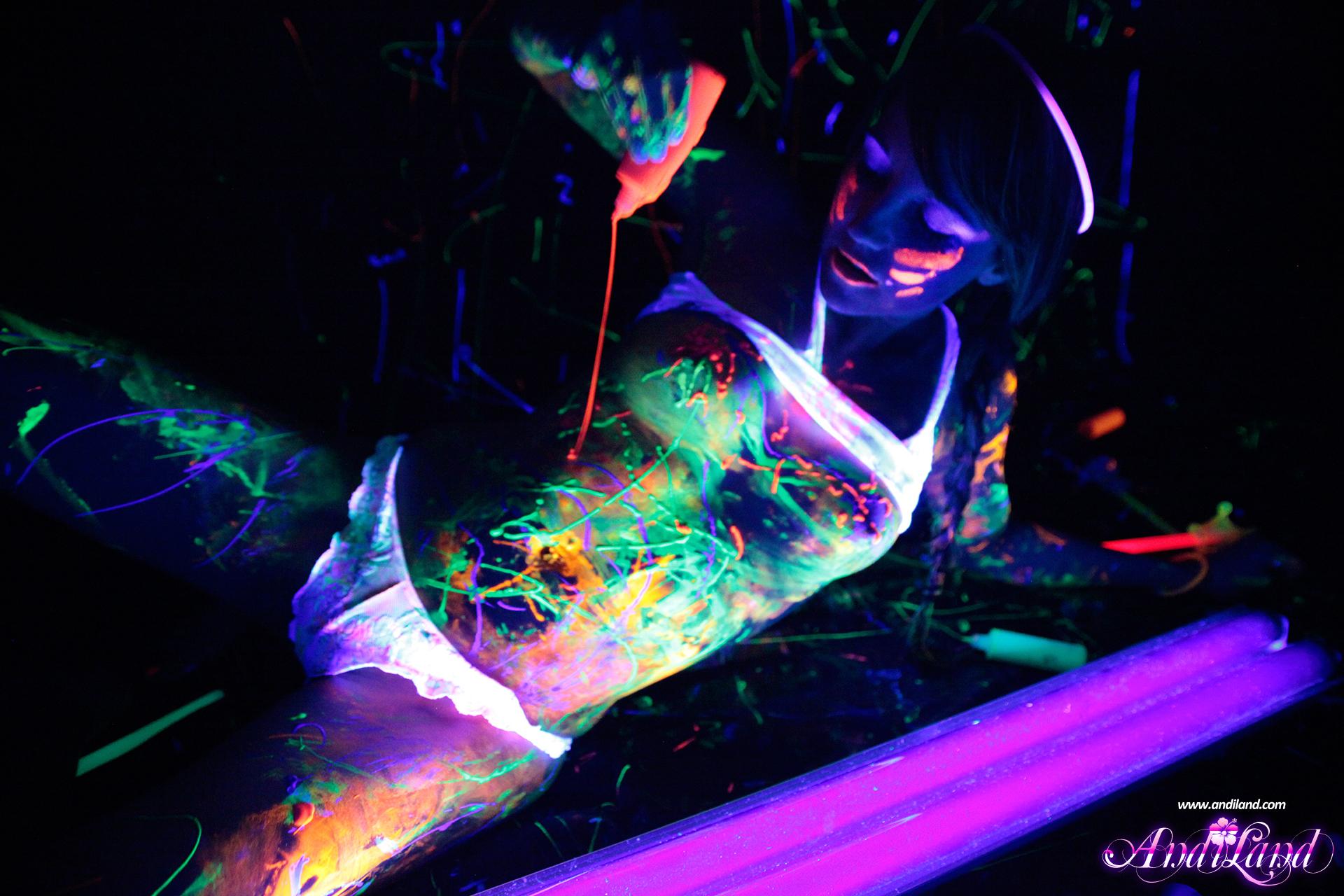 Andi Land devient super perverse avec la lumière noire et la peinture corporelle au néon.
 #53134308