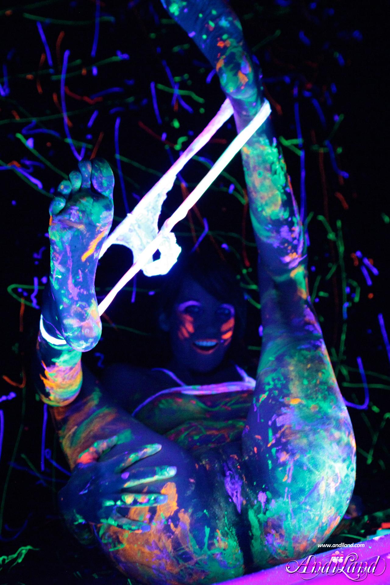 Andi Land devient super perverse avec la lumière noire et la peinture corporelle au néon.
 #53134498