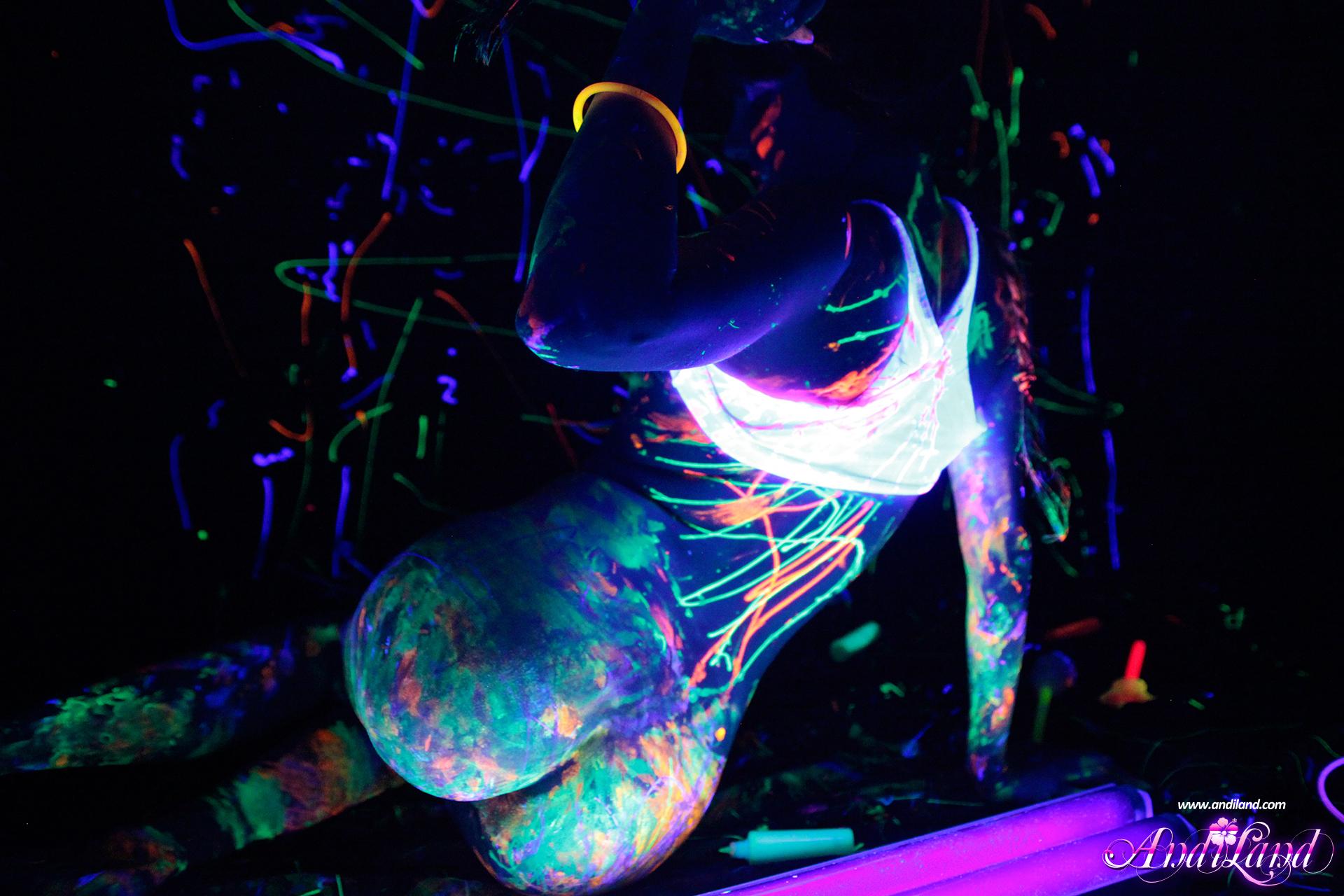 Andi land diventa super kinky con la luce nera e la pittura del corpo al neon
 #53134537