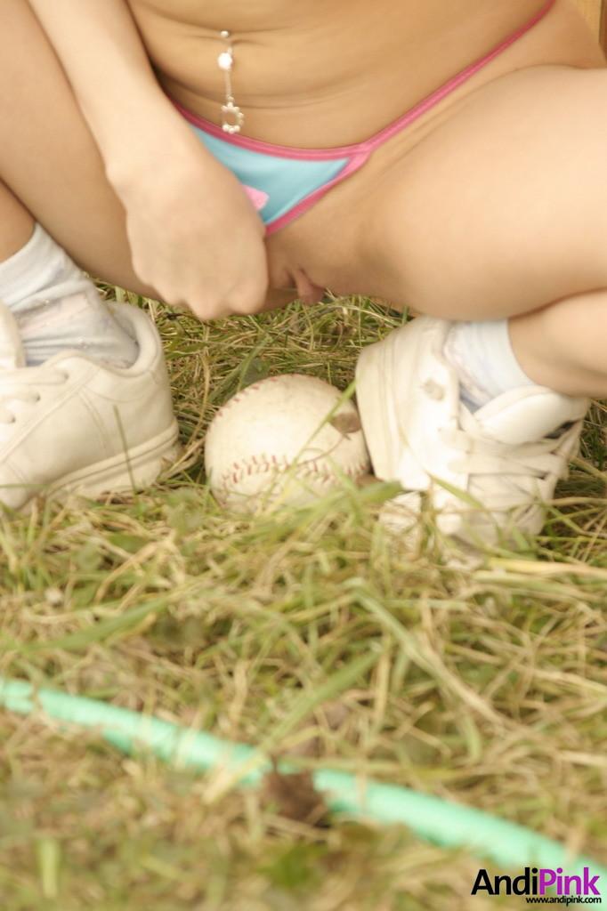 ビキニで野球をしているアンディ・ピンクの写真
 #53152330