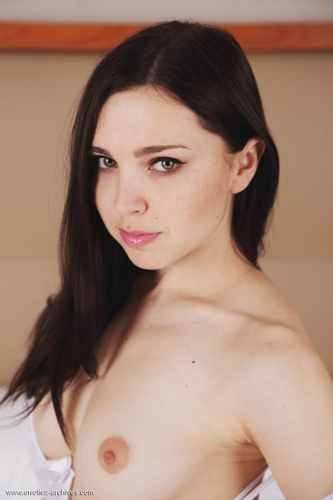 Brünette Hottie Oliviana lädt Sie ein, mit ihr ins Bett zu gehen
 #53209656