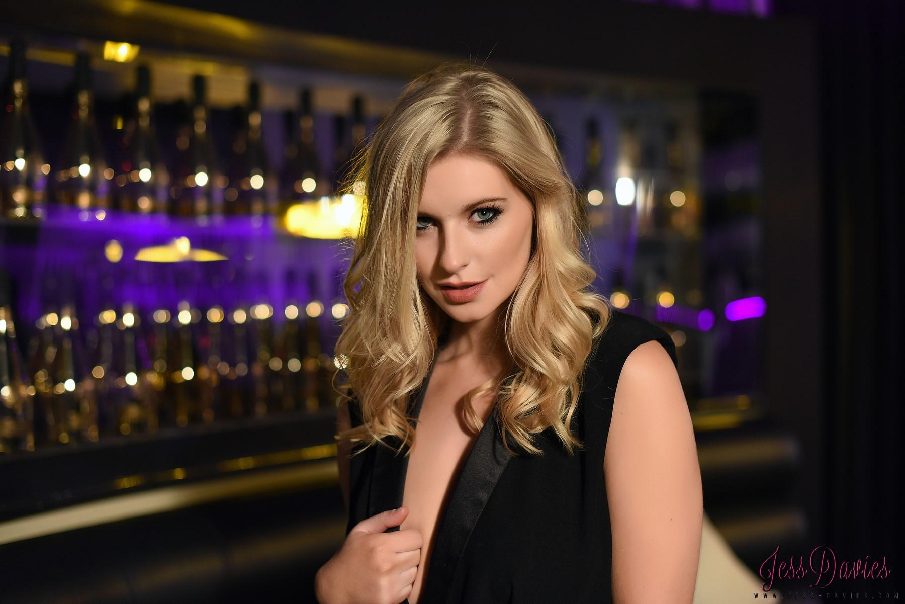 Blonde Schönheit jess davies Streifen aus ihrem schwarzen Kleid in der Nacht club
 #55386509