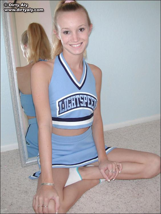 Bilder von einer Cheerleaderin die sich auszieht und ihre Beine spreizt
 #54074692