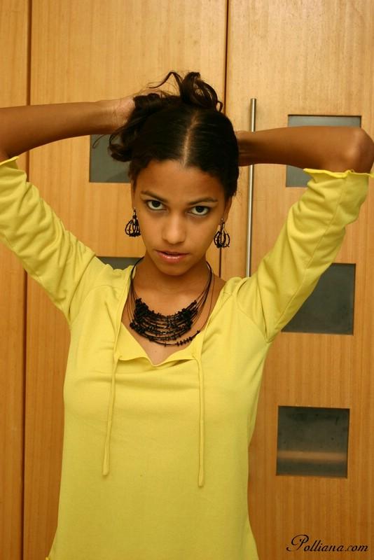 Immagini di polliana latina teen teasing in una camicia gialla
 #59834990