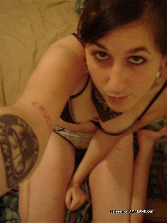 Bilder von einer heißen alternativen Freundin, die ihren nackten Körper zeigt
 #60640541