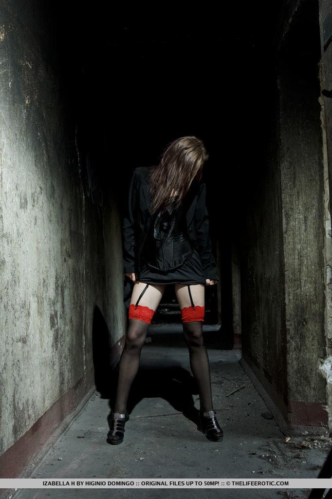 Izabella h si sente calda e arrapata nel suo corsetto nero e calze trasparenti
 #60861813