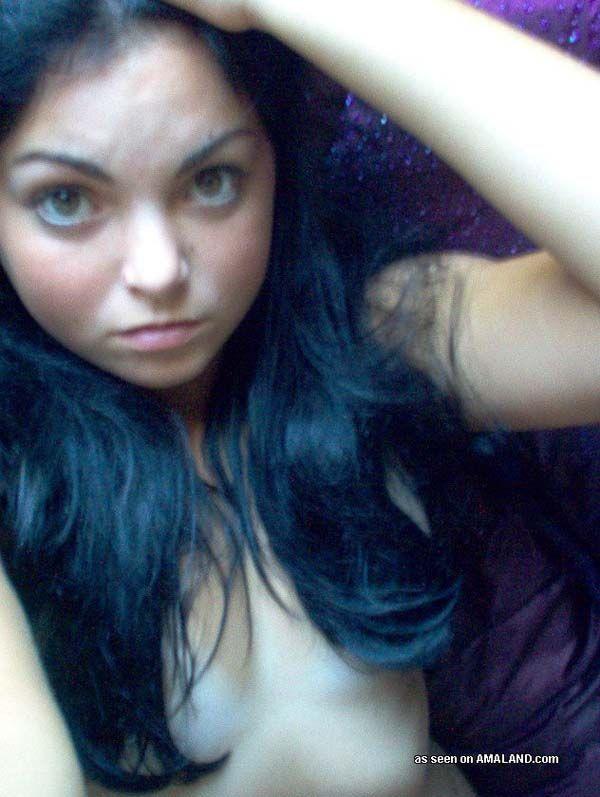 Fotos de una joven morena tomándose fotos
 #60716360