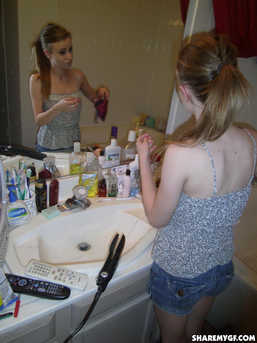 Candids von einer heißen blonden Studentin, die ihr Make-up macht und ihre Brüste zeigt
 #60795694