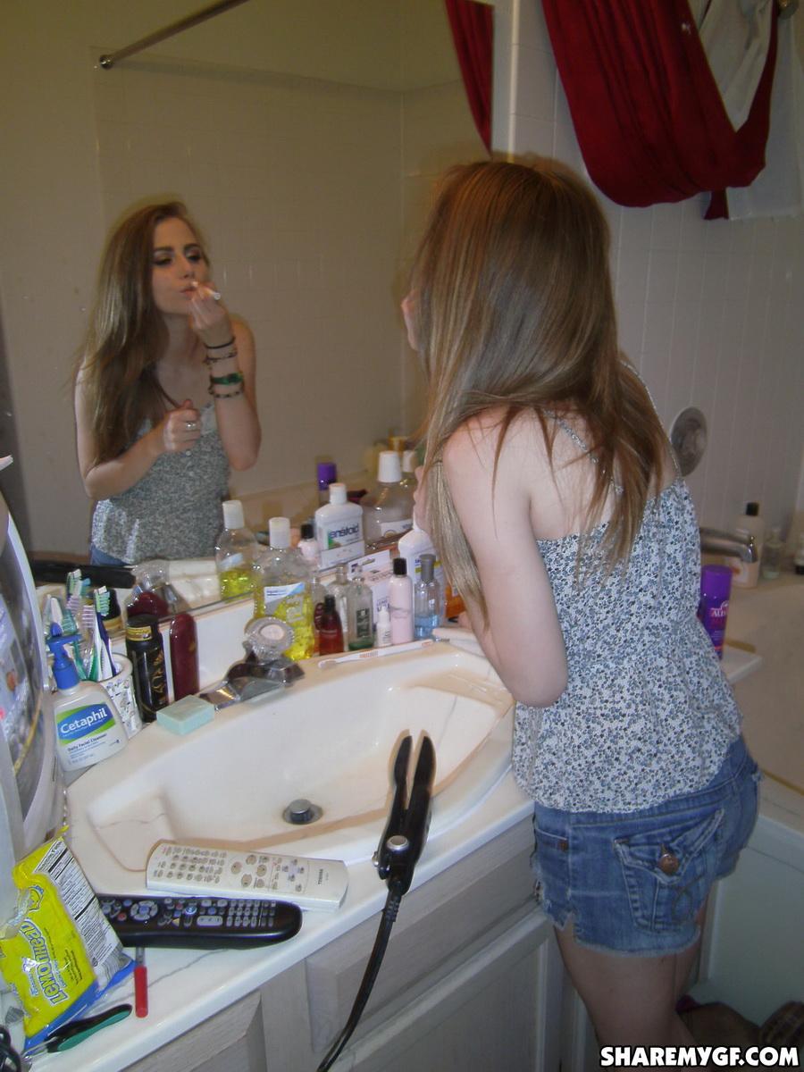 Candids von einer heißen blonden Studentin, die ihr Make-up macht und ihre Brüste zeigt
 #60795696