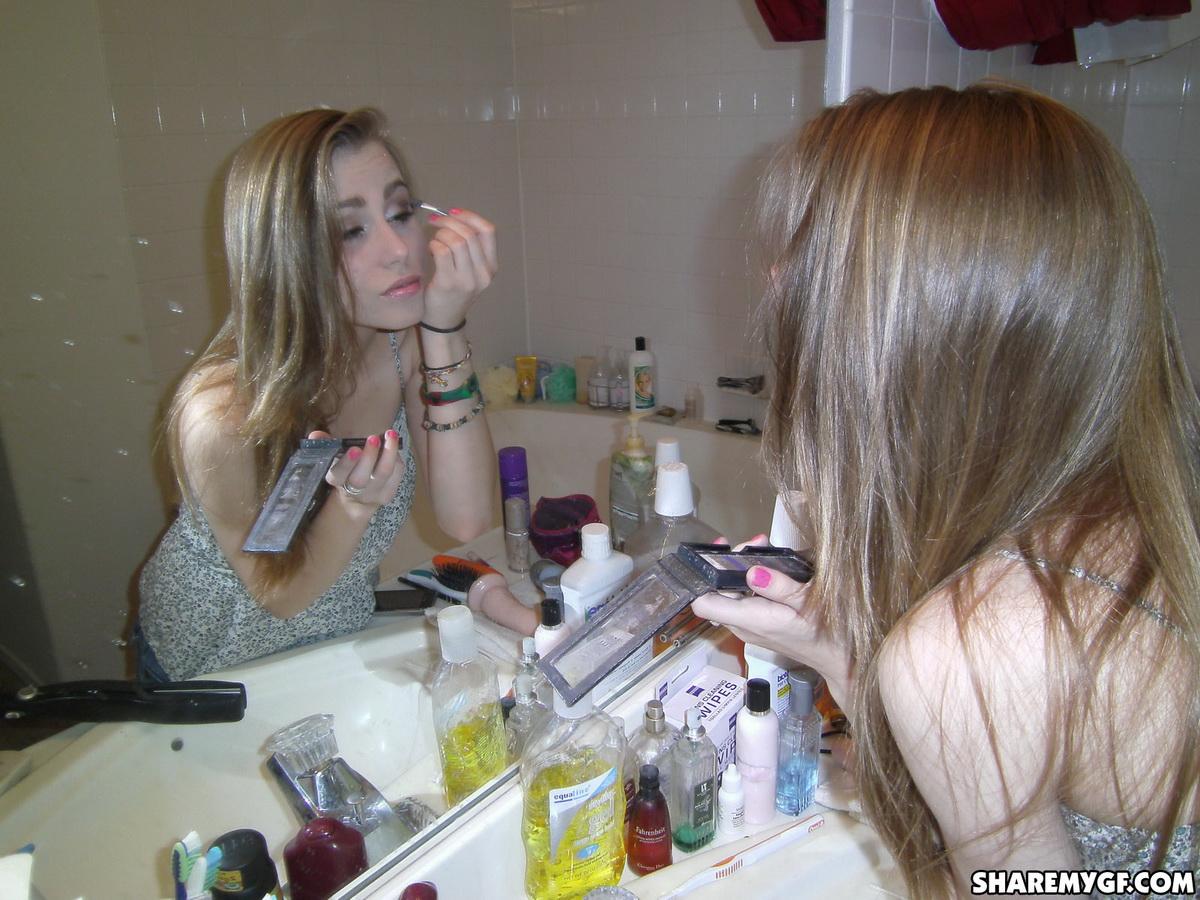 Candids von einer heißen blonden Studentin, die ihr Make-up macht und ihre Brüste zeigt
 #60795700