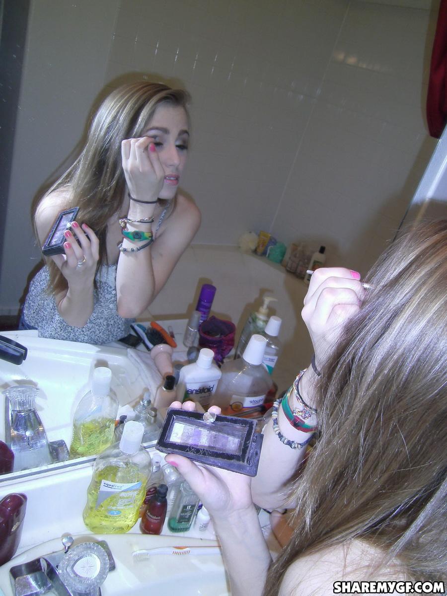 Candids von einer heißen blonden Studentin, die ihr Make-up macht und ihre Brüste zeigt
 #60795702