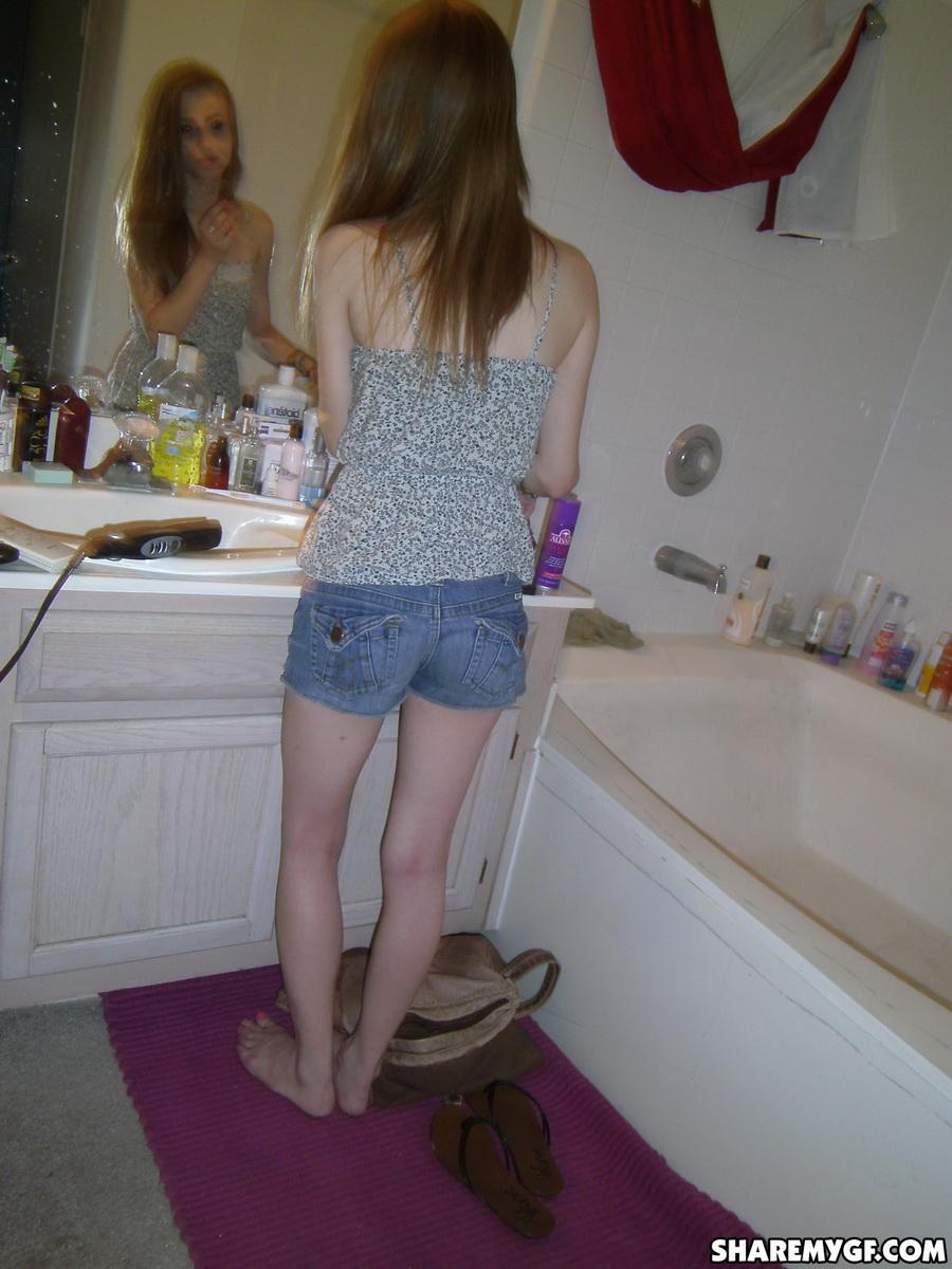 Candids von einer heißen blonden Studentin, die ihr Make-up macht und ihre Brüste zeigt
 #60795706