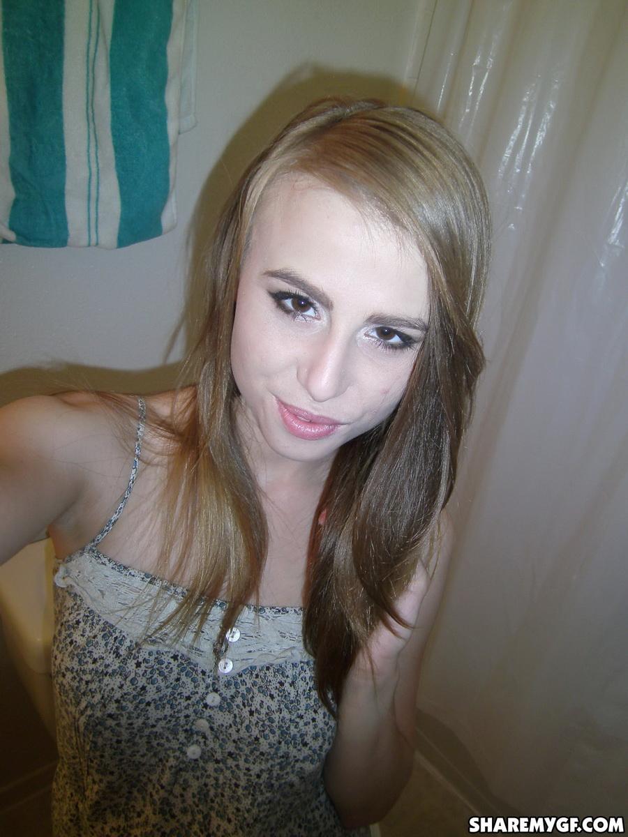 Candids von einer heißen blonden Studentin, die ihr Make-up macht und ihre Brüste zeigt
 #60795714
