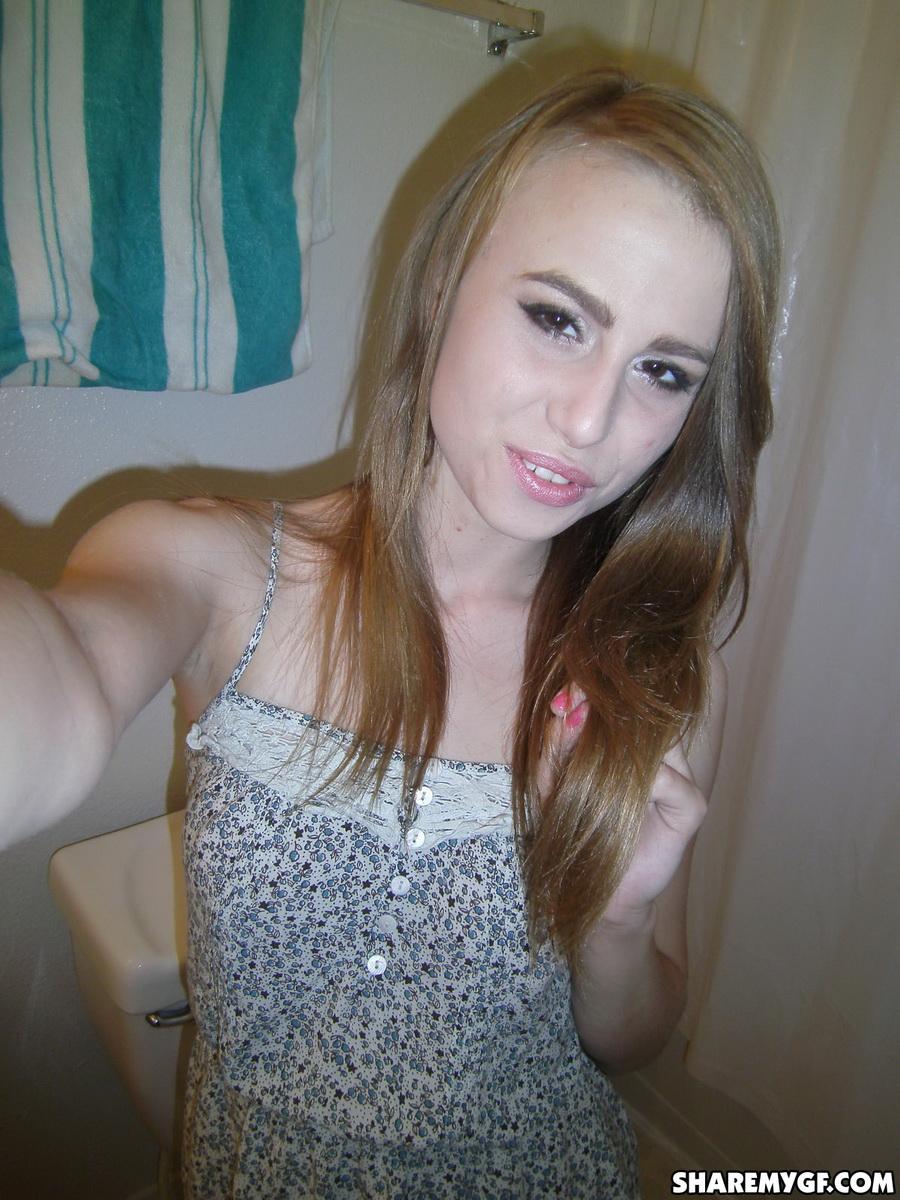 Candids von einer heißen blonden Studentin, die ihr Make-up macht und ihre Brüste zeigt
 #60795716