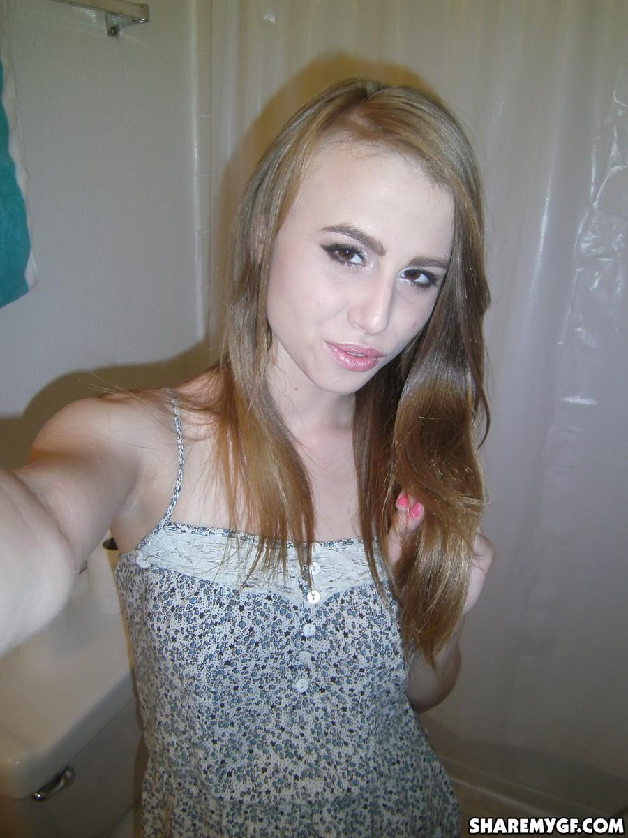 Candids von einer heißen blonden Studentin, die ihr Make-up macht und ihre Brüste zeigt
 #60795719