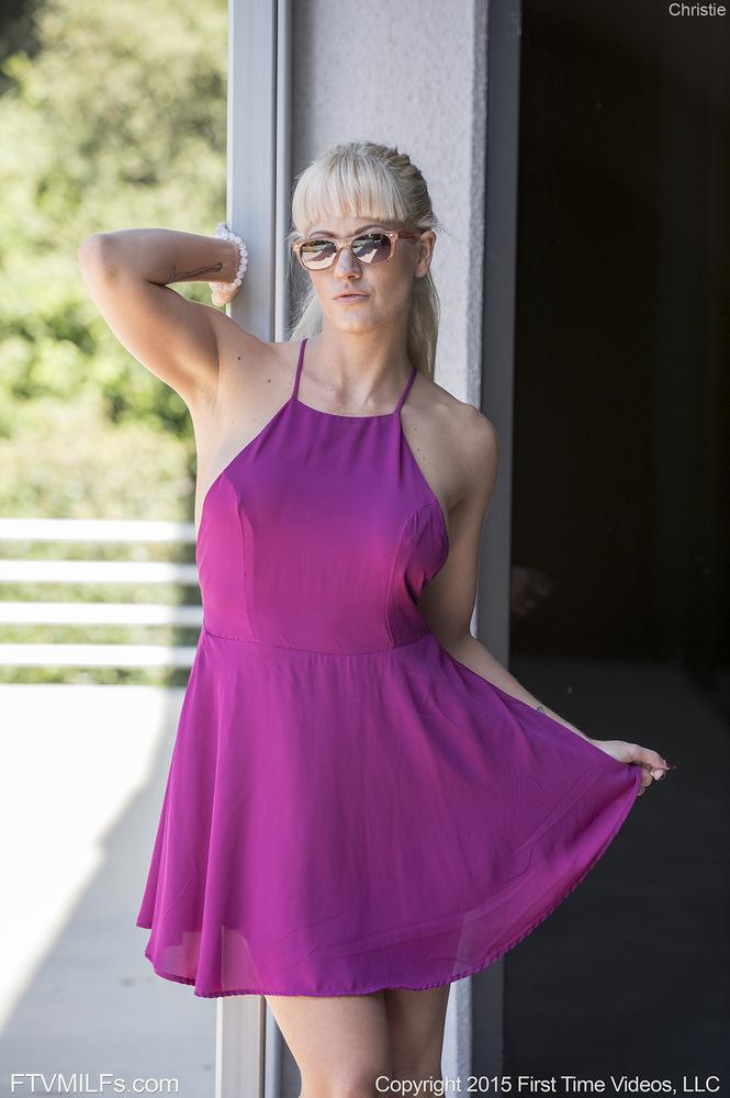 紫色のドレスに身を包んだブロンドの女の子、ホリー・ハートが外で輝く
 #60468623