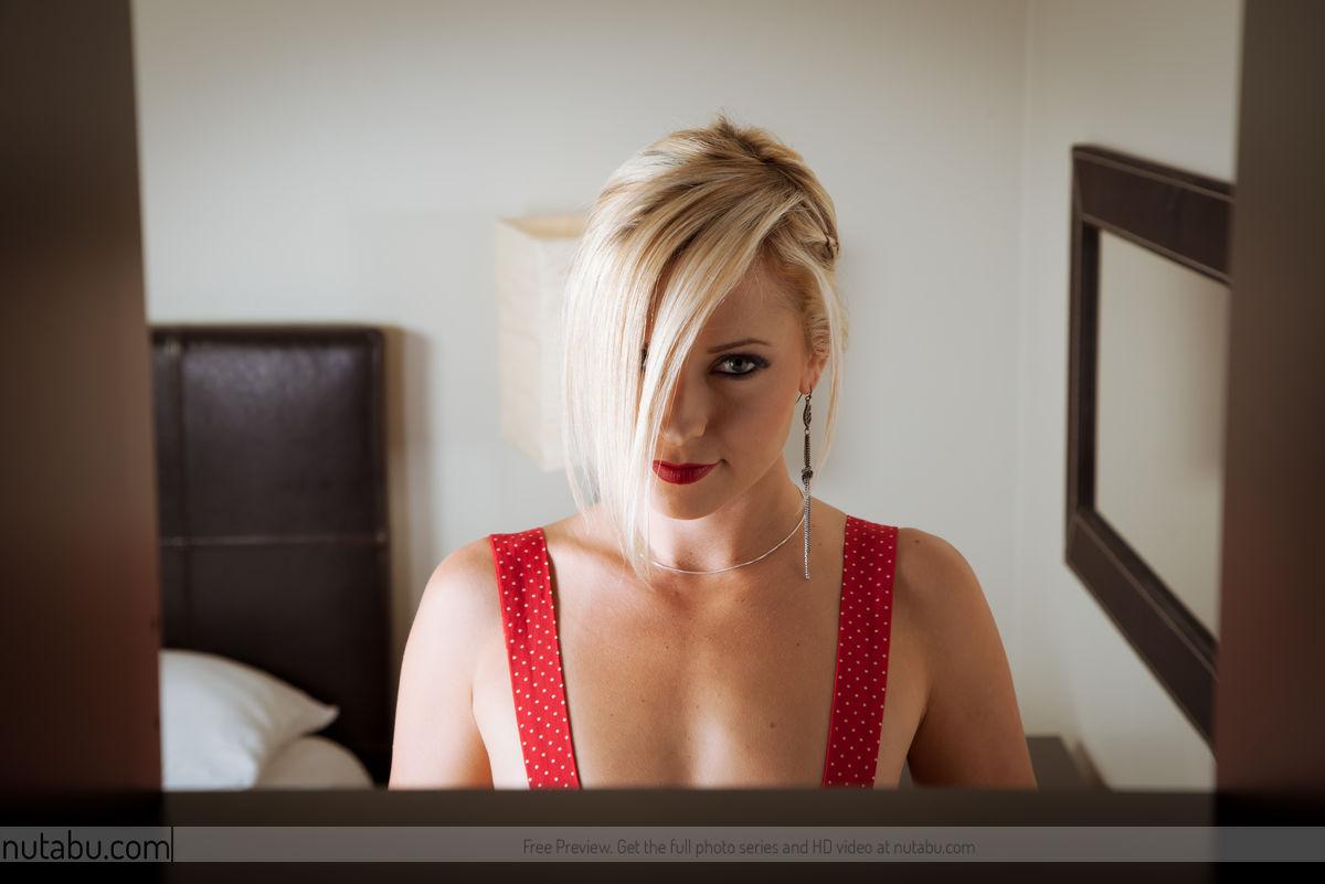 La blonde Lena Nicole se fait plaisir avec ses deux trous au lit.
 #58883152