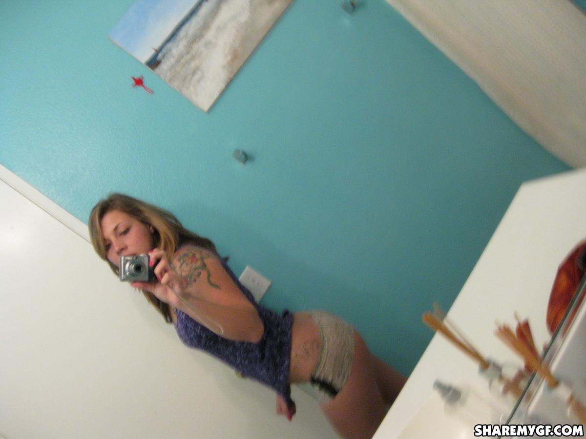 Novia joven sexy se hace fotos en el espejo de sus perfectas tetas
 #60790997