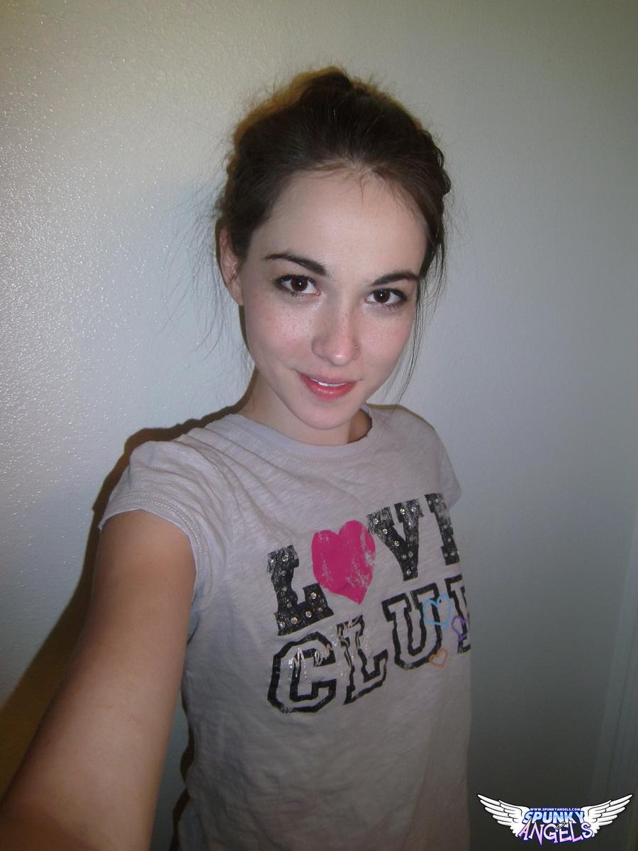 La pequeña estudiante Emily Grey se levanta la camiseta de la universidad y se hace selfies
 #54227882