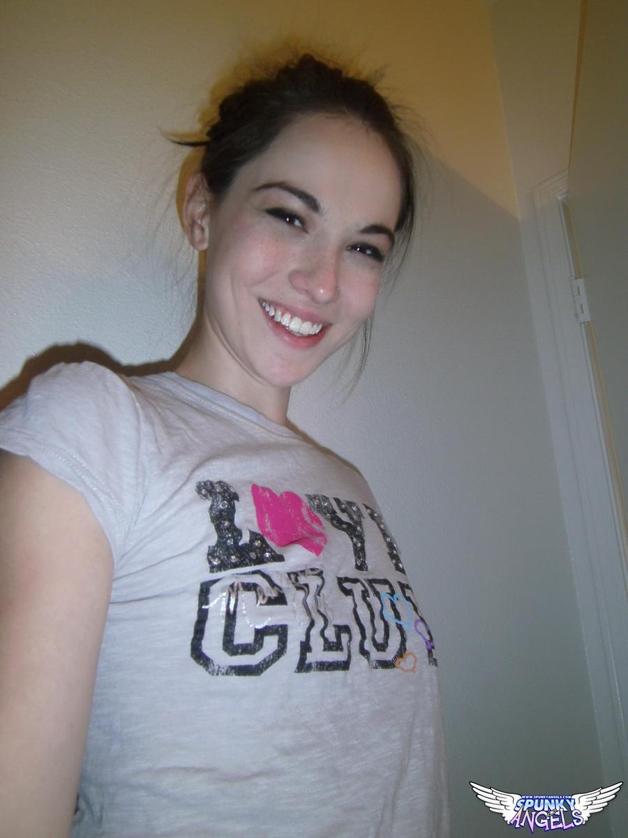 La pequeña estudiante Emily Grey se levanta la camiseta de la universidad y se hace selfies
 #54228007