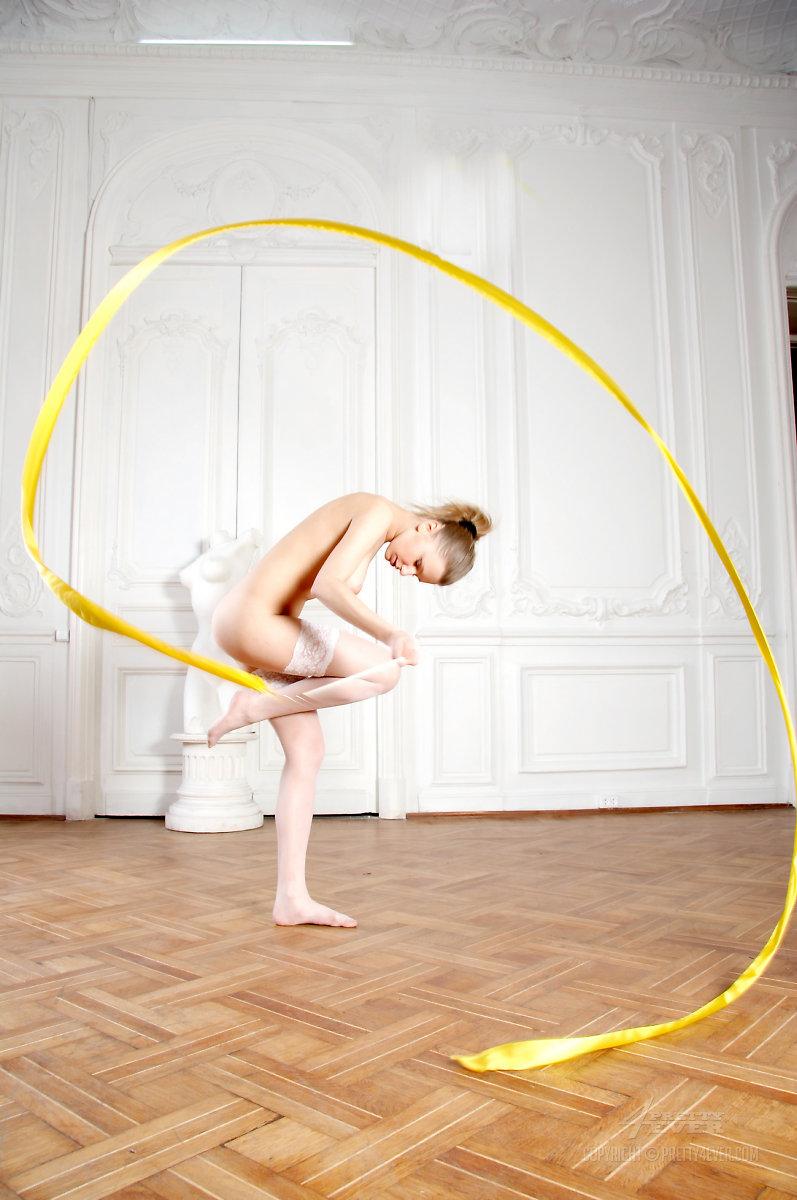 Blonde Teenie zlata zeigt ihre Gymnastikkünste in "lenta"
 #60203768