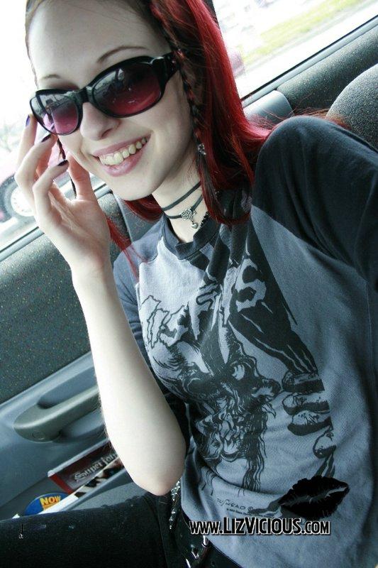 Photos de Liz Vicious s'amusant dans une voiture
 #59032887