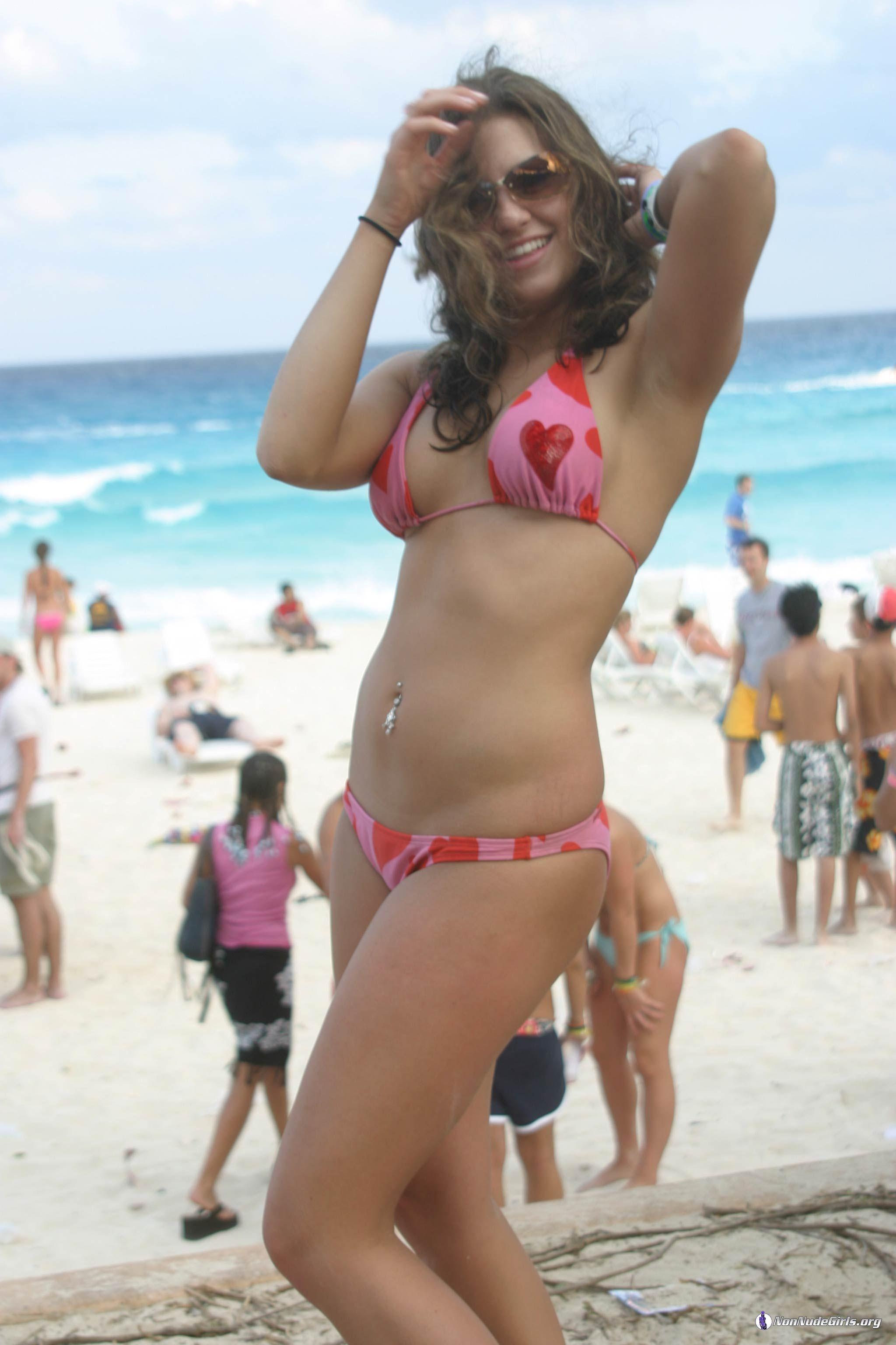 Bilder von heißen Teenager-Kolleginnen in Bikinis
 #60678508
