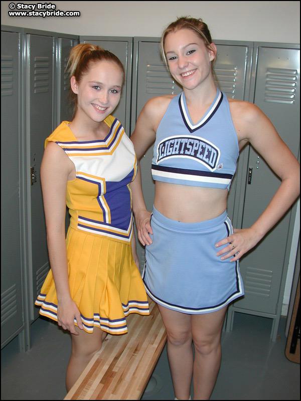 Bilder von zwei Cheerleadern machen in der Umkleidekabine aus
 #58803535