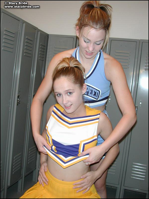 Immagini di due cheerleader che fanno fuori nello spogliatoio
 #58803584