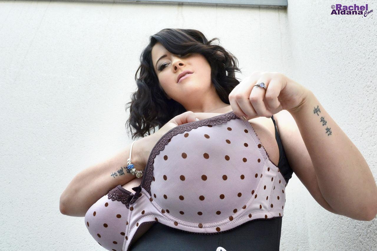 Busty babe Rachel Aldana lets her huge boobs go free #59845243