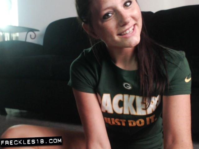 La joven morena Pecas 18 muestra su cuerpo sexy en la webcam
 #54411546
