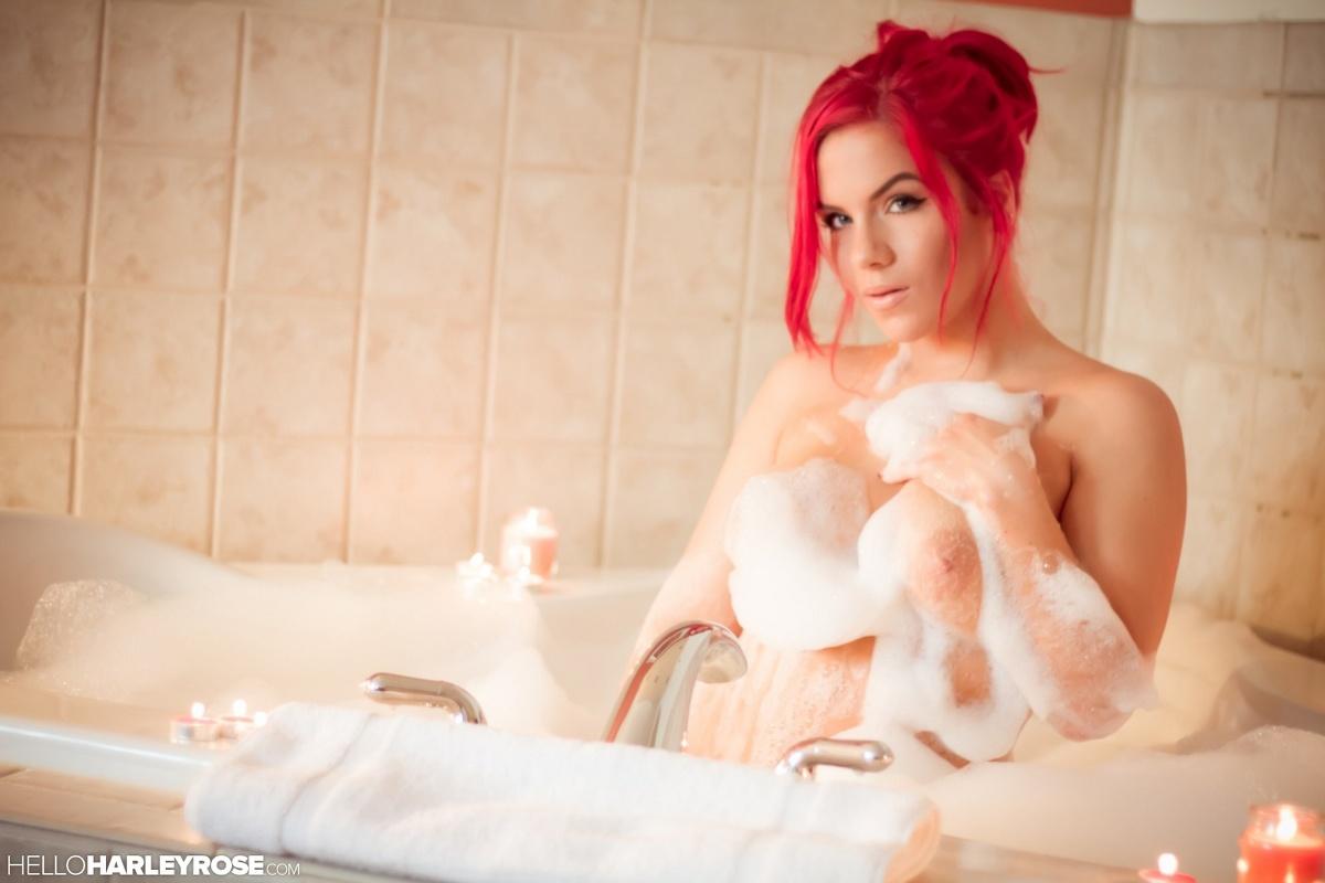 Harley Rose plays in the tub and pours hot wax on her tits #54705583