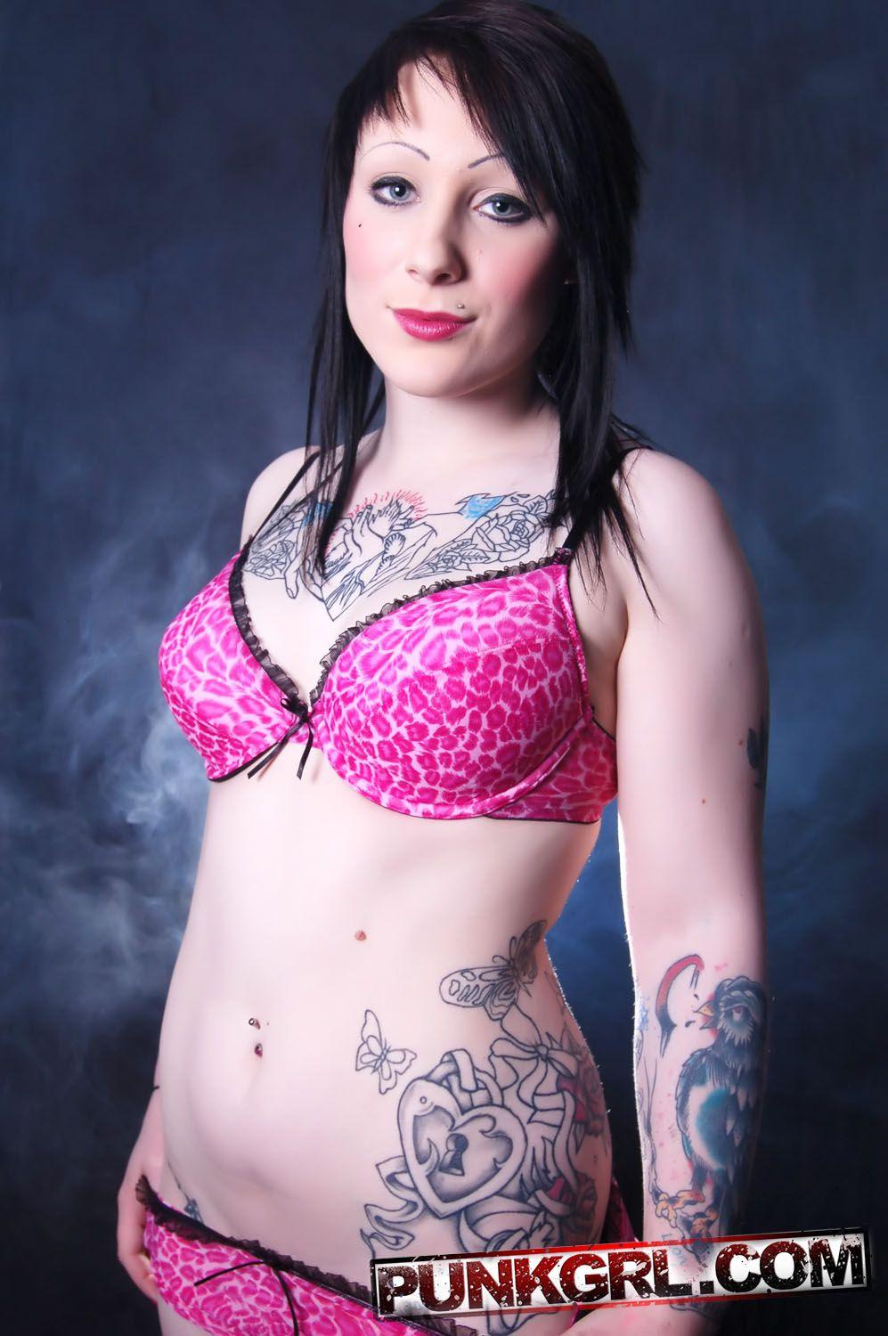 Photos d'une jeune punk peach portant seulement ses tatouages
 #60758272