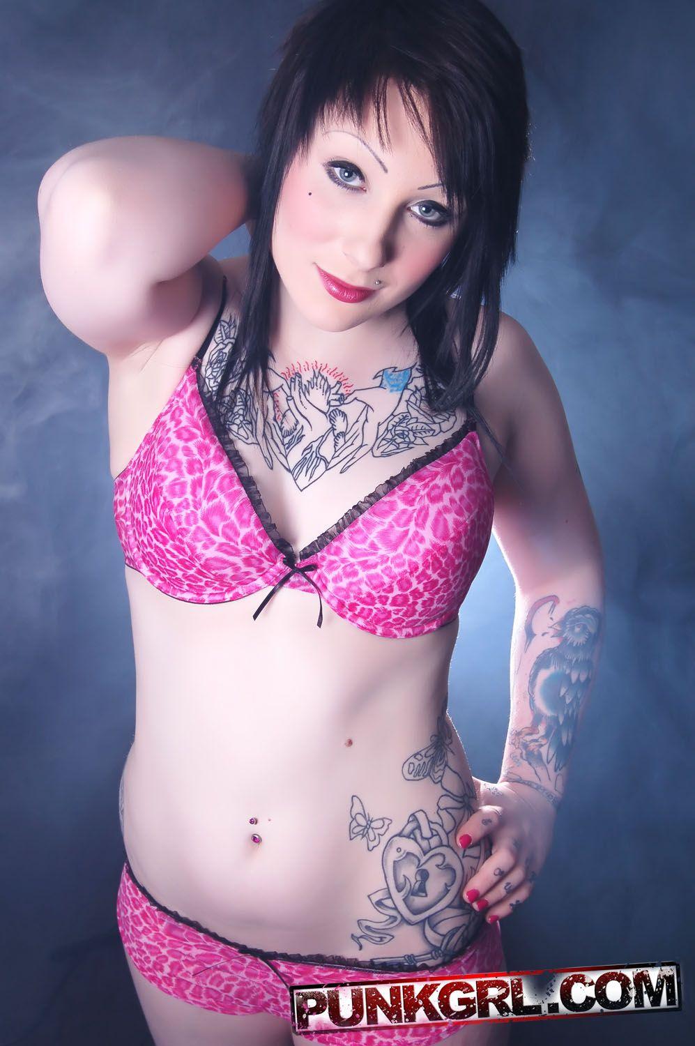 Photos d'une jeune punk peach portant seulement ses tatouages
 #60758299