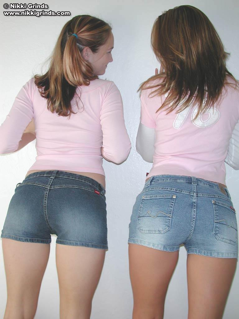 Bilder von zwei Teenie-Mädchen, die sich gegenseitig streicheln
 #59780098