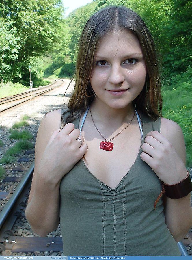 Bilder von teen josie model entblößt sich auf einer Bahnstrecke
 #55700306