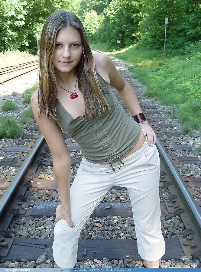 Immagini di josie modello giovane che si espone su un binario del treno
 #55700342