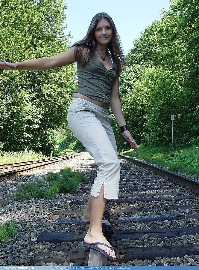 Immagini di josie modello giovane che si espone su un binario del treno
 #55700376