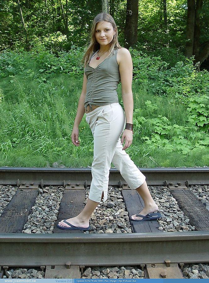 Immagini di josie modello giovane che si espone su un binario del treno
 #55700553