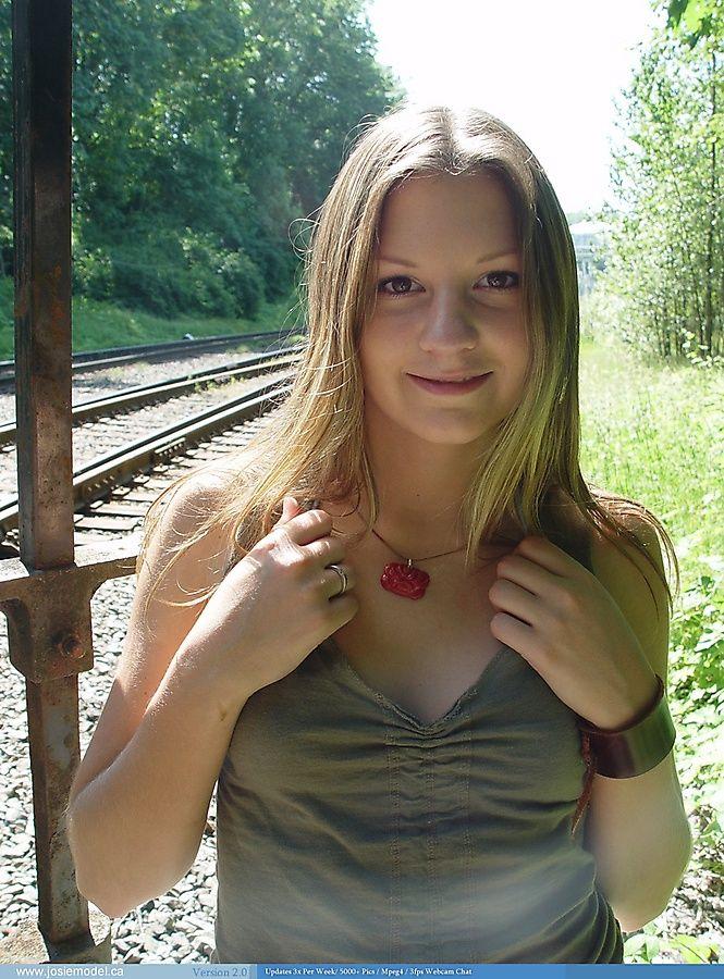 Immagini di josie modello giovane che si espone su un binario del treno
 #55700706