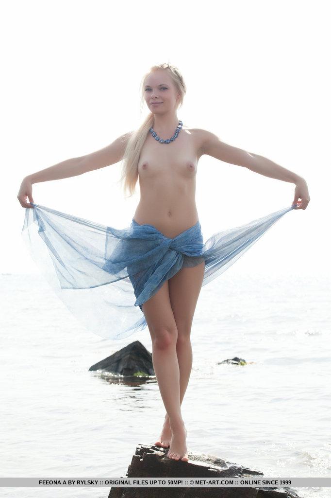 Immagini di feeona bionda bellezza a ottenere nudo sulla spiaggia
 #54364247