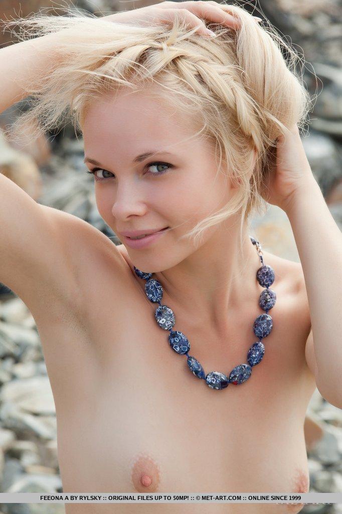 Bilder von der blonden Schönheit feeona a, die sich am Strand auszieht
 #54364281